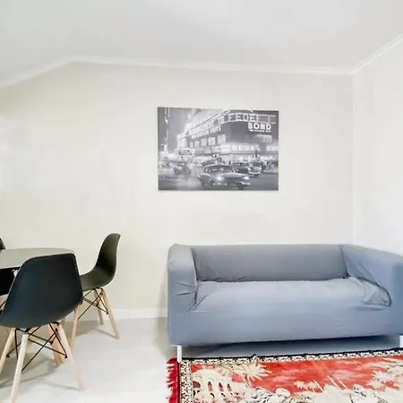 Charming In Lisboa, 3 Sqm, View דירה ליסבון